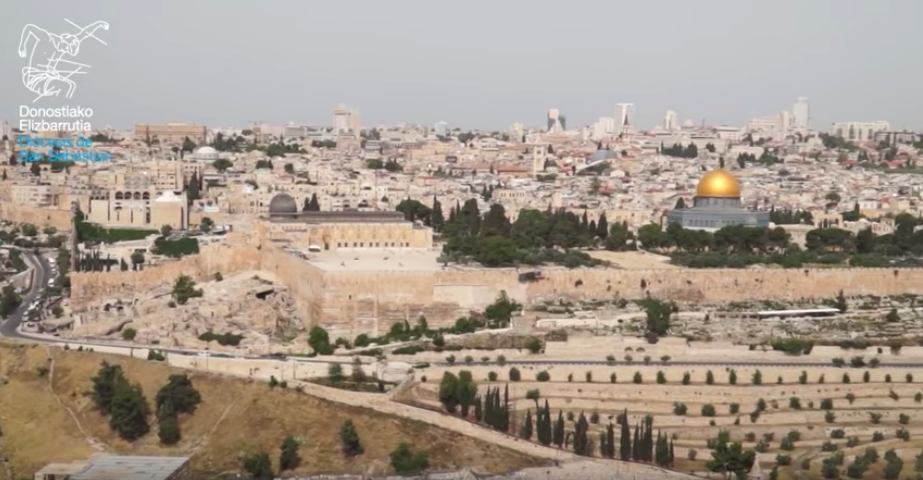 CON MONSEÑOR MUNILLA EN TIERRA SANTA  10/32. Explicación desde el mirador de JERUSALEN.
